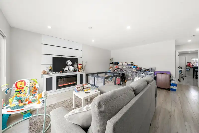 2506 E 45TH AVENUE - photo 1 of 40