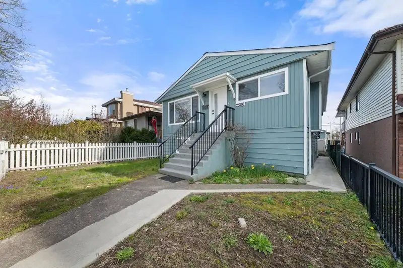 2506 E 45TH AVENUE - photo 2 of 40