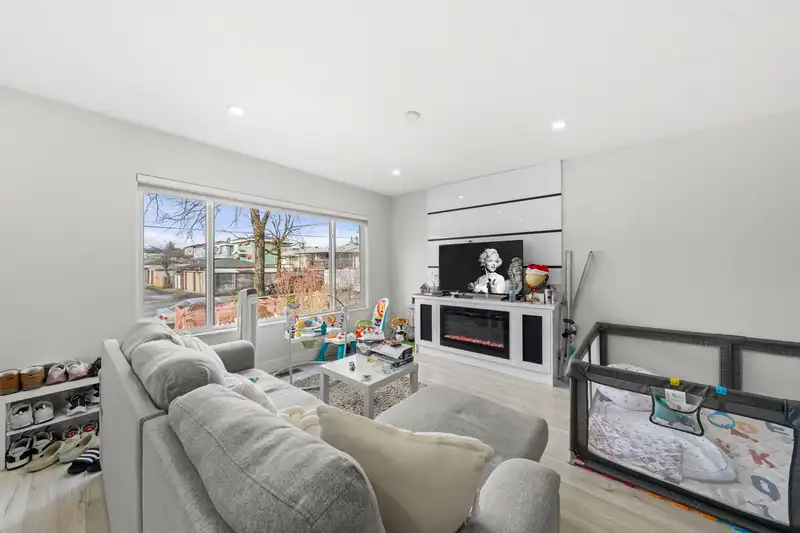 2506 E 45TH AVENUE - photo 3 of 40
