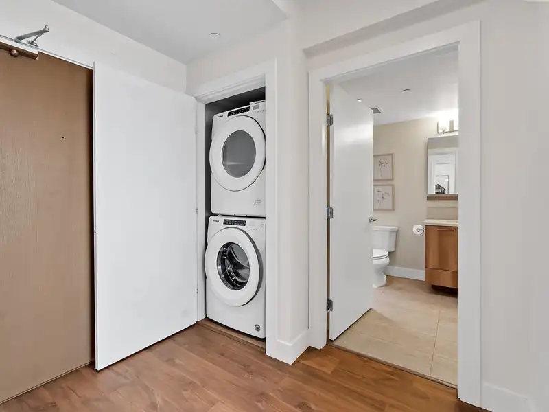 612 258 NELSON'S COURT - photo 3 of 40