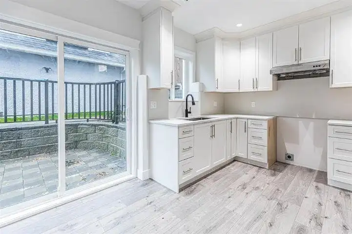 1010 E 24TH AVENUE - photo 2 of 5