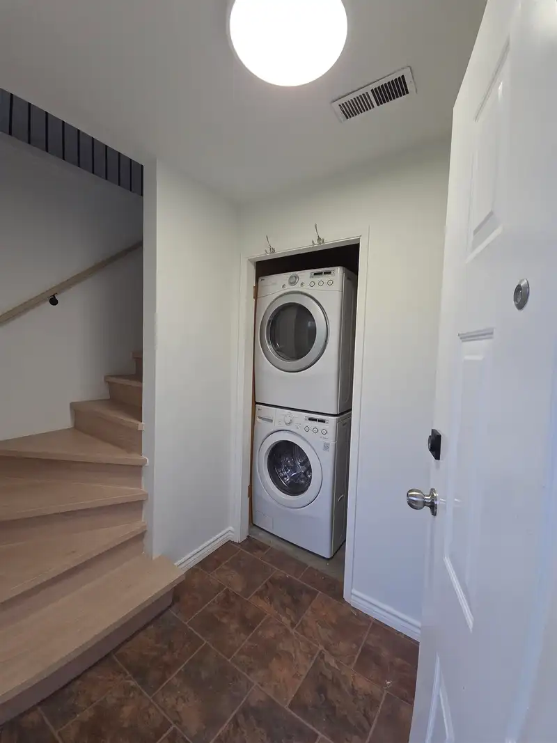 18138 59A AVENUE - photo 2 of 21