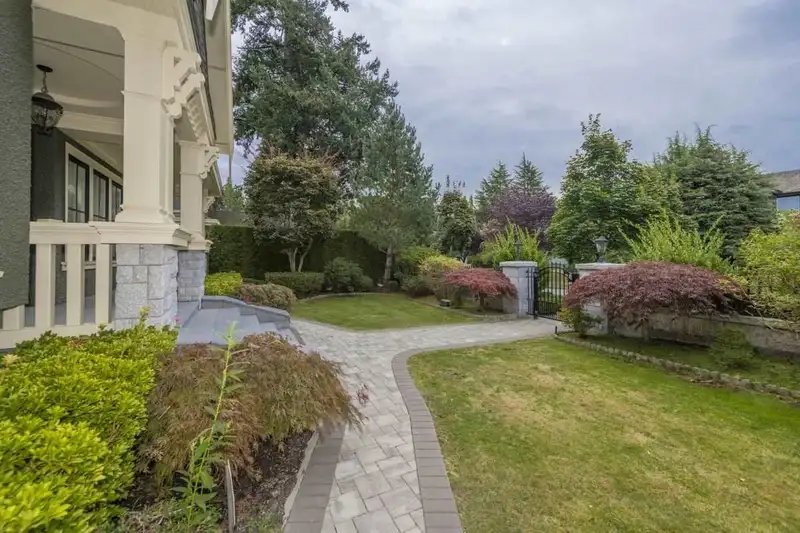 1121 W 39TH AVENUE - photo 2 of 27