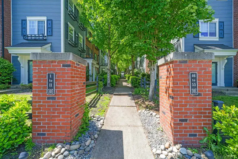 53 8767 162 STREET - photo 3 of 33