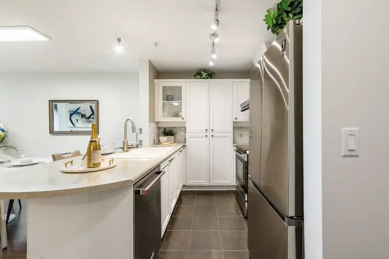 105 988 W 54TH AVENUE - photo 4 of 26