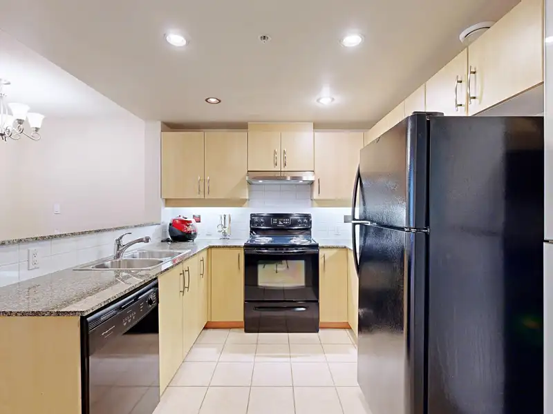 101 9298 UNIVERSITY CRESCENT - photo 4 of 14