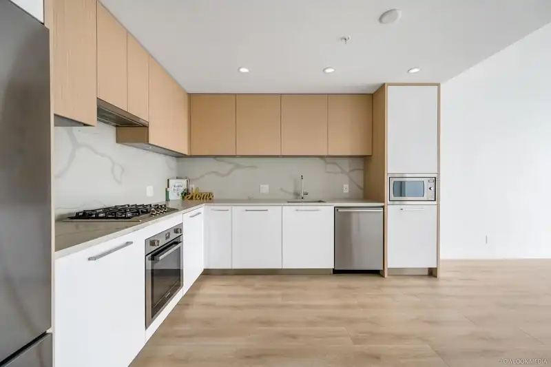 2607 567 CLARKE ROAD - photo 2 of 27