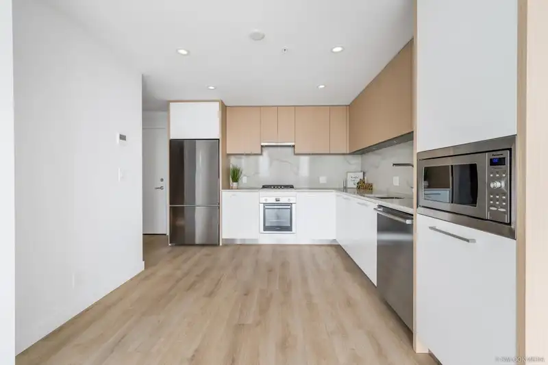 2607 567 CLARKE ROAD - photo 3 of 27