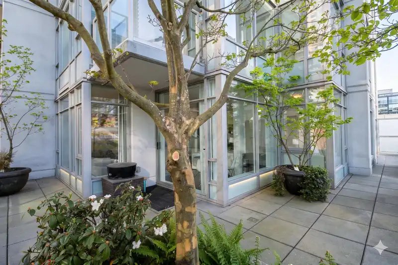 402 480 ROBSON STREET - photo 3 of 23