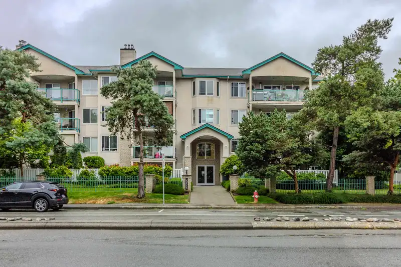 101 20443 53 AVENUE - photo 1 of 24