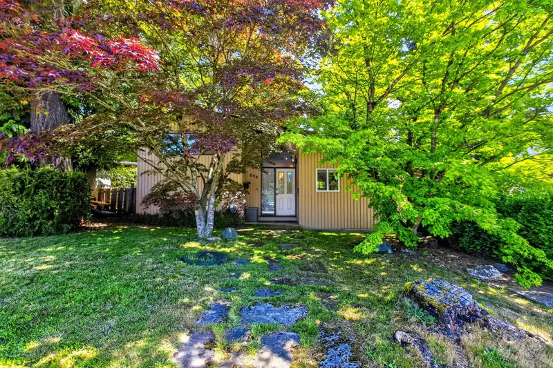 655 MACINTOSH STREET - photo 3 of 40
