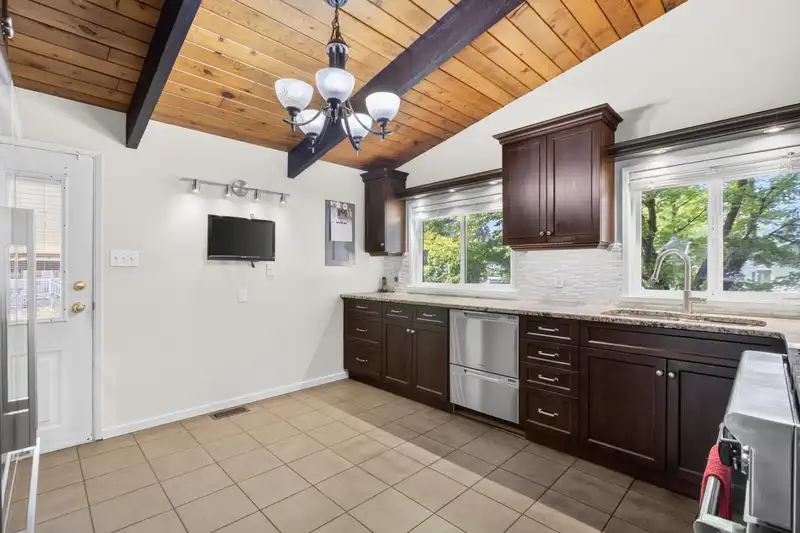 655 MACINTOSH STREET - photo 4 of 40