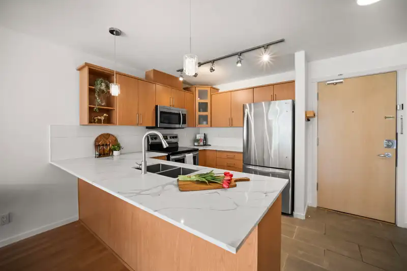 302 3142 ST JOHNS STREET - photo 4 of 40