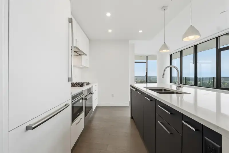 2406 1588 JOHNSTON ROAD - photo 2 of 34