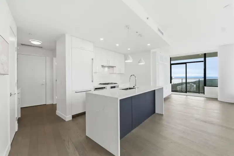2406 1588 JOHNSTON ROAD - photo 3 of 34