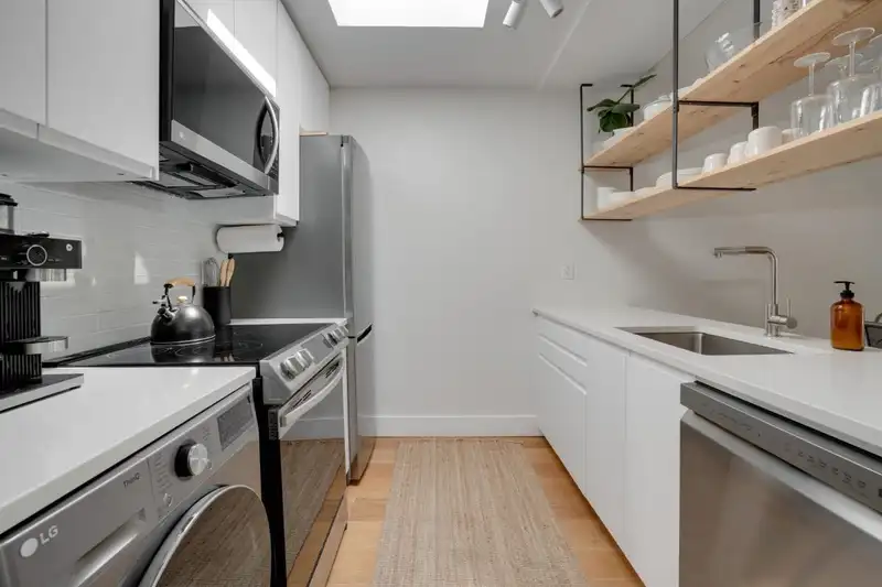 310 1823 W 7TH AVENUE - photo 3 of 23