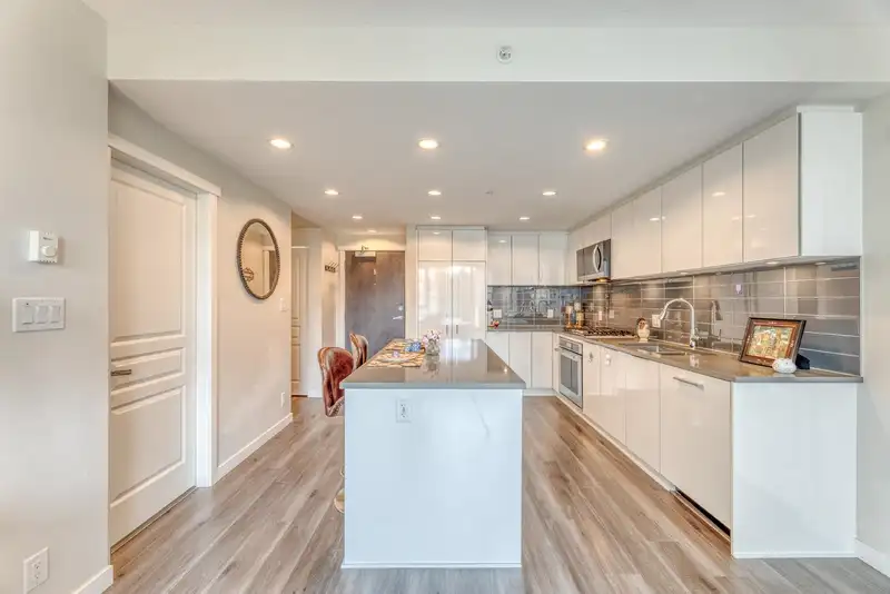 1004 3100 WINDSOR GATE - photo 4 of 38