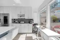 8 2425 EDGEMONT BOULEVARD - thumbnail 10