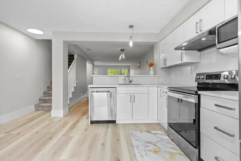 41 4401 BLAUSON BOULEVARD - photo 2 of 36