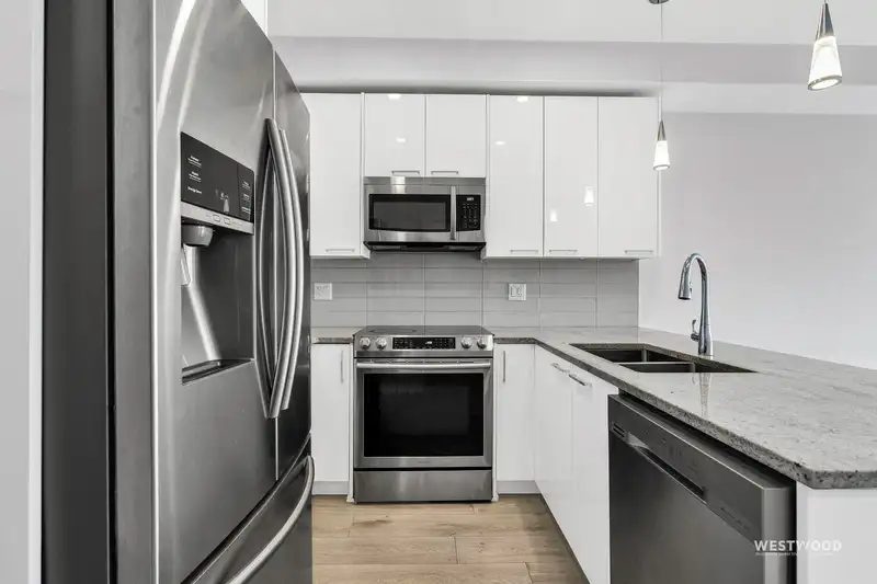 210 20696 EASTLEIGH CRESCENT - photo 2 of 22