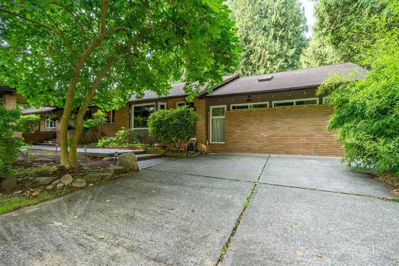 3467 141 STREET - photo 4 of 40