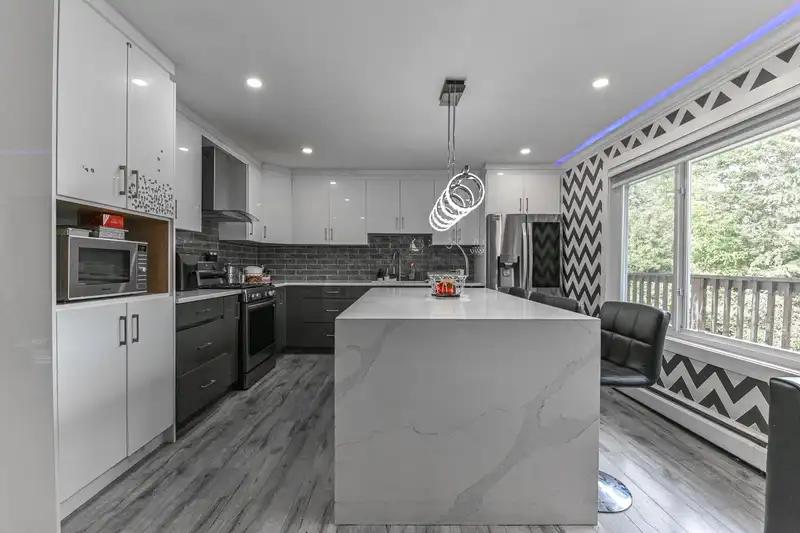 2802 UPLAND CRESCENT - photo 3 of 14