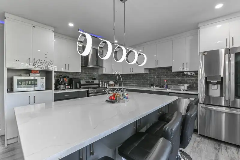2802 UPLAND CRESCENT - photo 4 of 14
