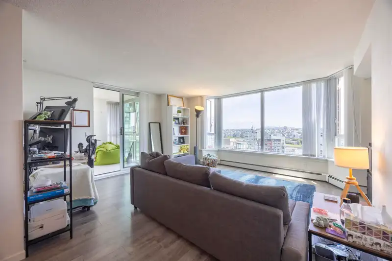 2505 388 DRAKE STREET - photo 4 of 14