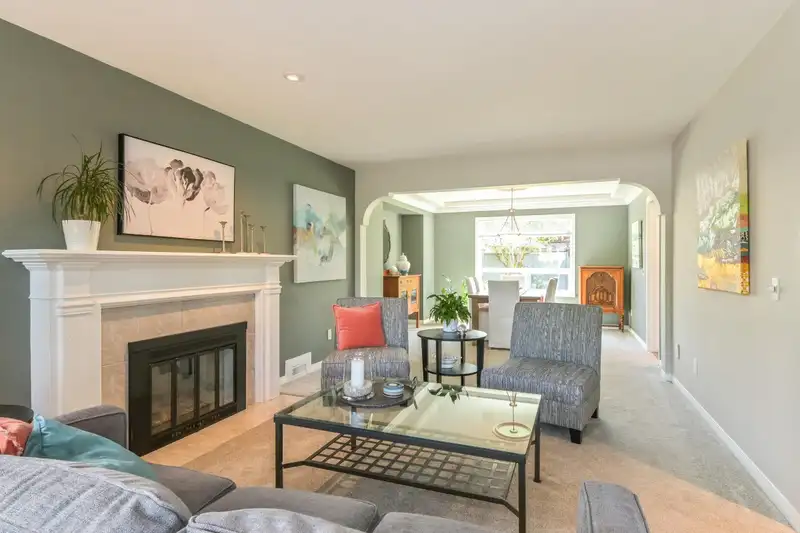 6092 185 STREET - photo 4 of 33