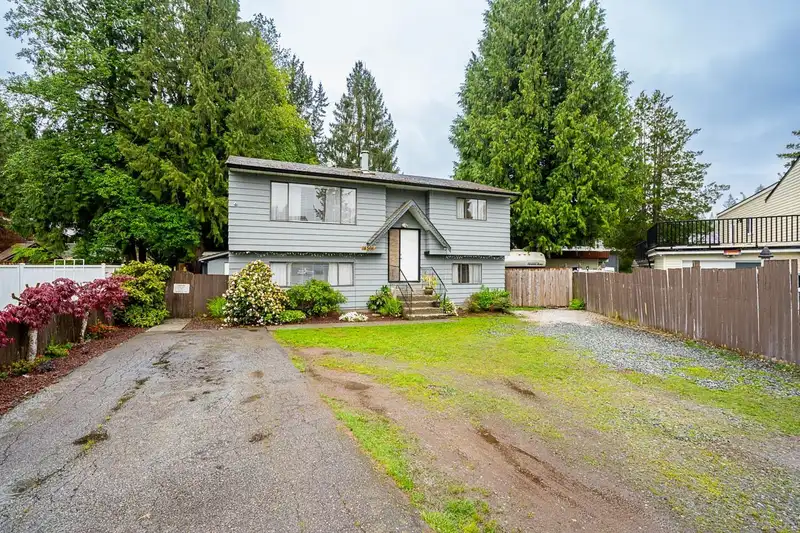 14366 101 AVENUE - photo 1 of 39
