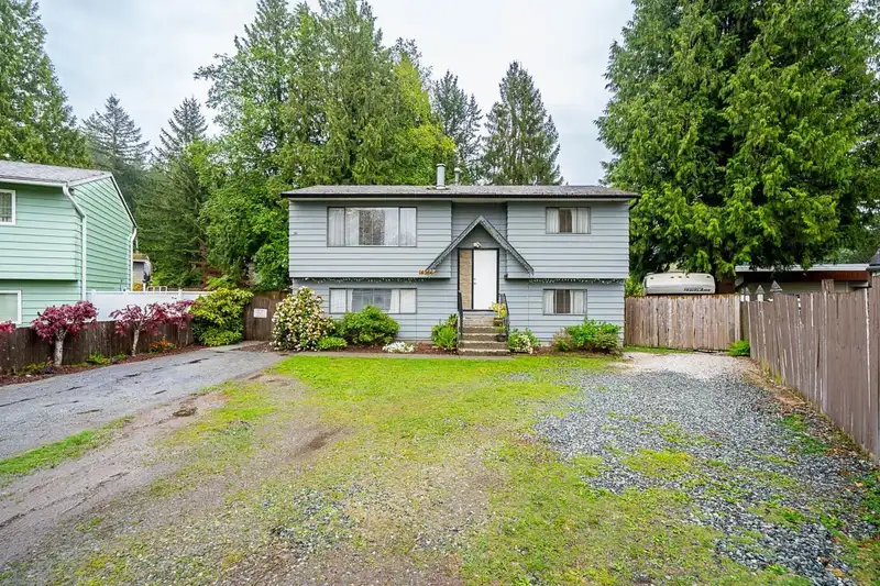 14366 101 AVENUE - photo 2 of 39