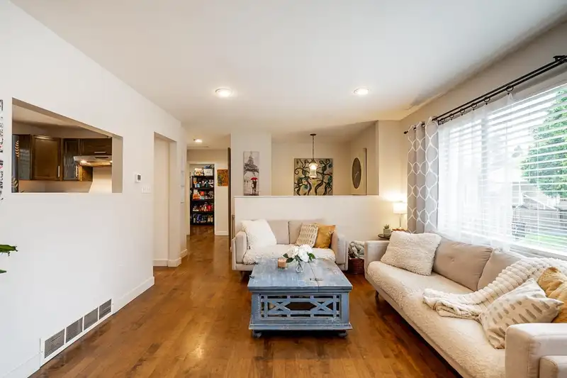 14366 101 AVENUE - photo 4 of 39