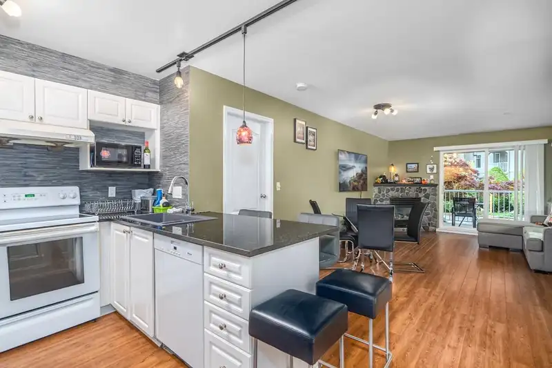 107 20896 57 AVENUE - photo 2 of 19
