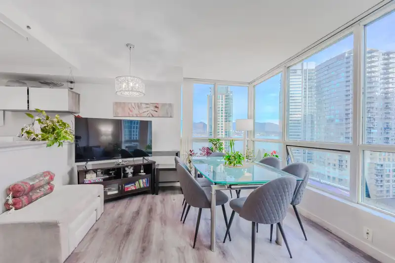 1204 555 JERVIS STREET - photo 3 of 40