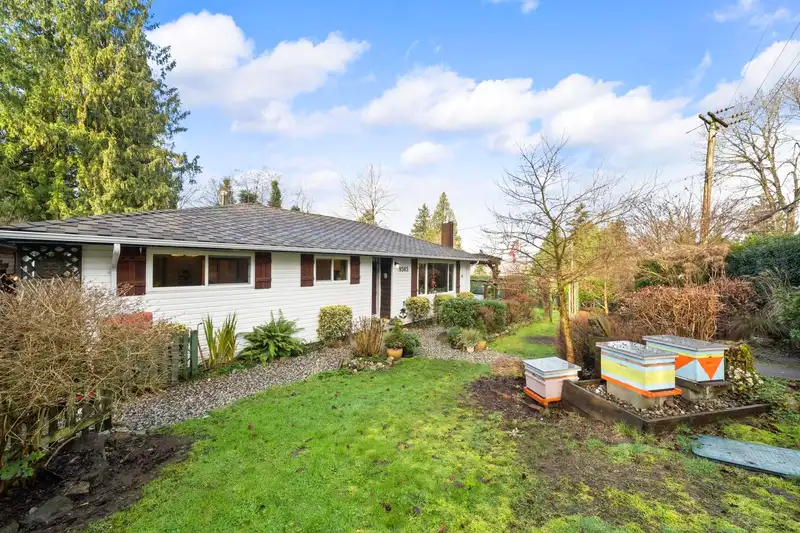 9585 DAWSON CRESCENT - photo 3 of 40