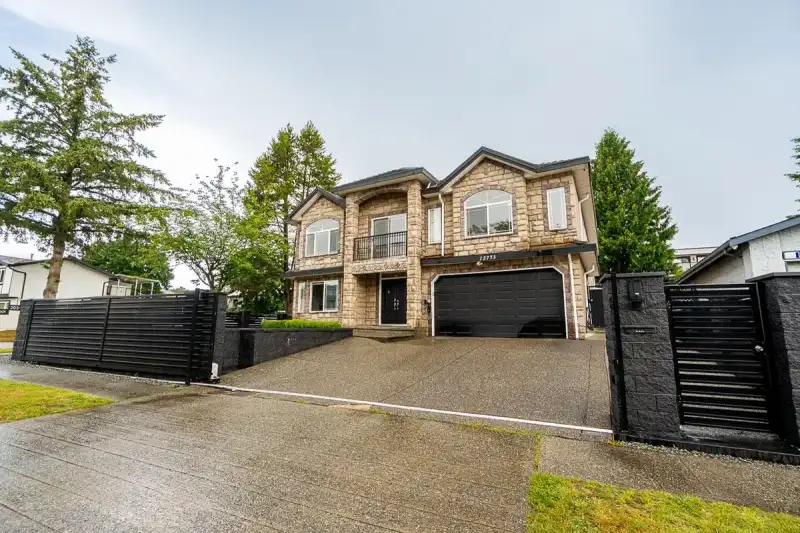 12773 90 AVENUE - photo 1 of 39