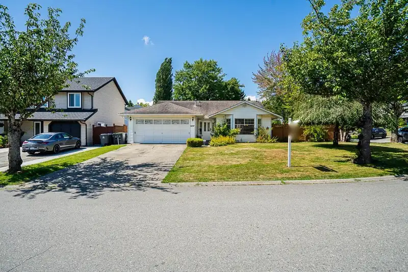 6697 141A STREET - photo 2 of 32