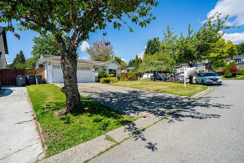 6697 141A STREET - photo 3 of 32