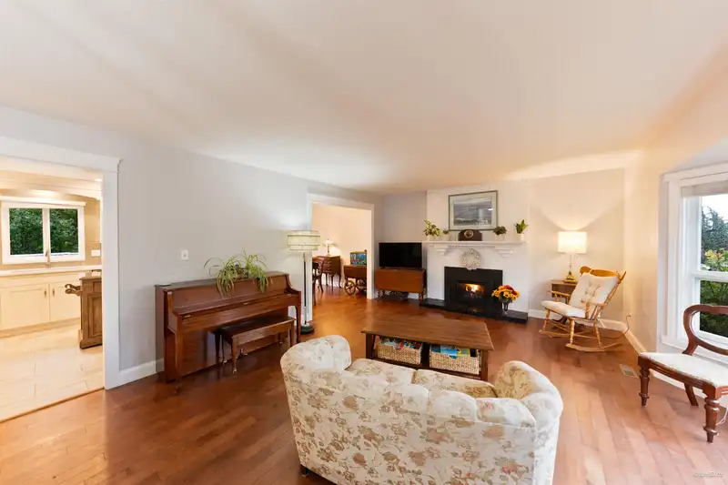 17245 59A AVENUE - photo 3 of 40