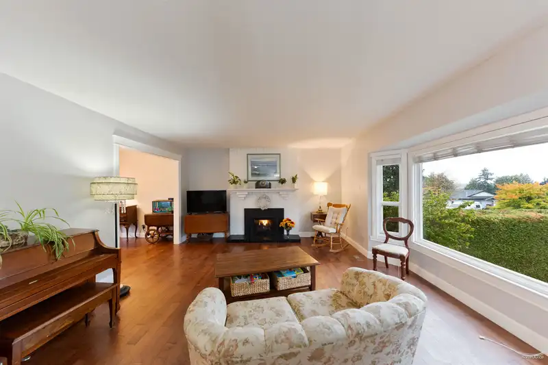17245 59A AVENUE - photo 4 of 40