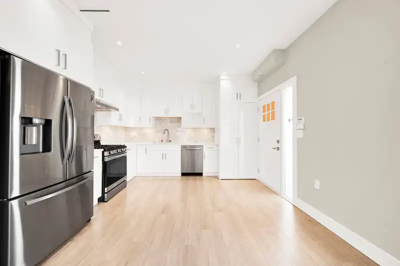 3128 KINGS AVENUE - photo 4 of 28