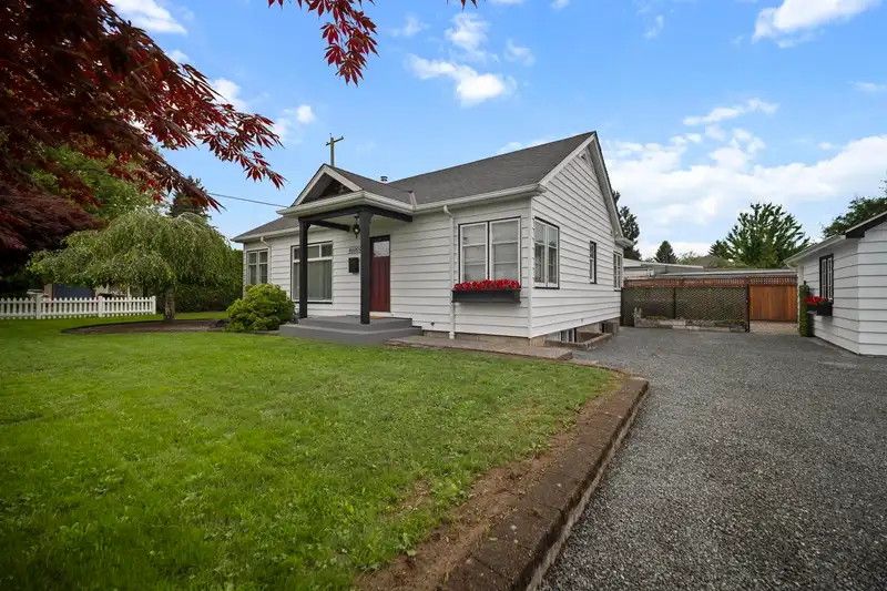 46005 RIVERSIDE DRIVE - photo 2 of 37