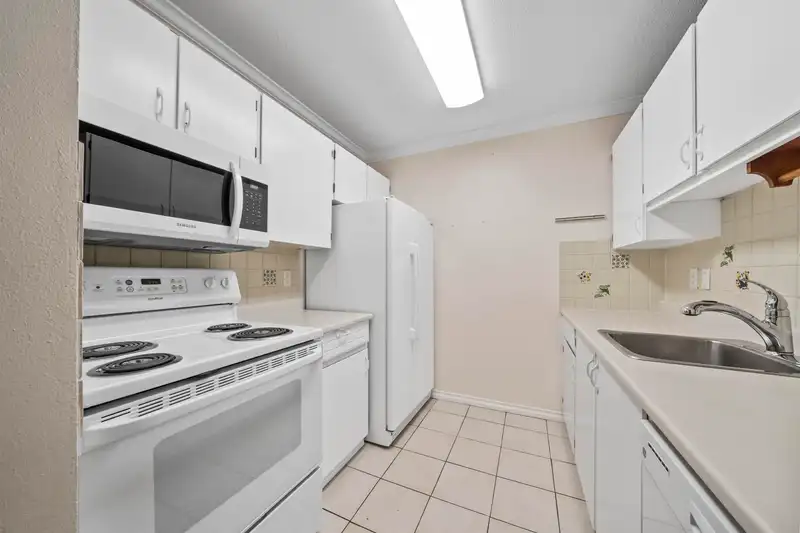 120 9300 GLENACRES DRIVE - photo 3 of 30