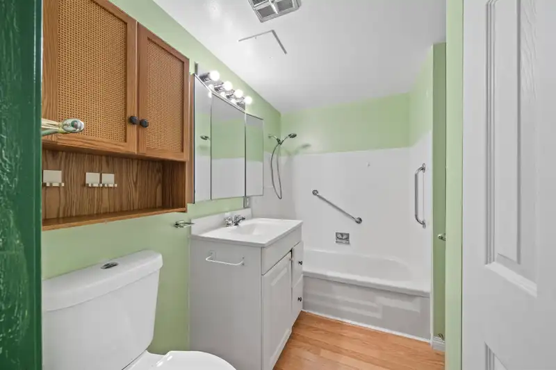 120 9300 GLENACRES DRIVE - photo 4 of 30
