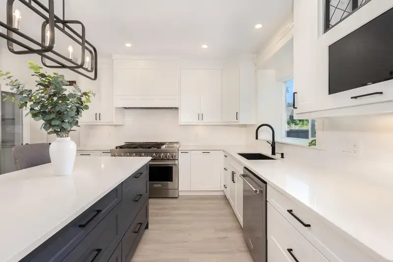 22872 76A AVENUE - photo 2 of 35