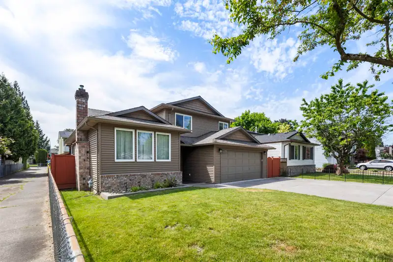 21242 92 AVENUE - photo 2 of 40