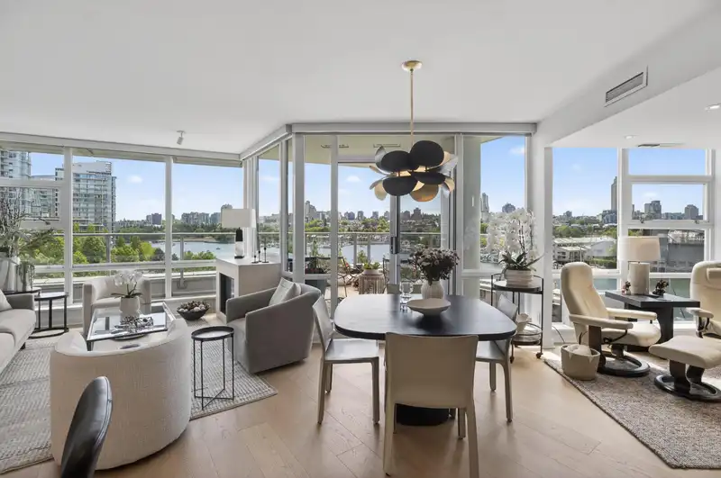 801 633 KINGHORNE MEWS - photo 1 of 40
