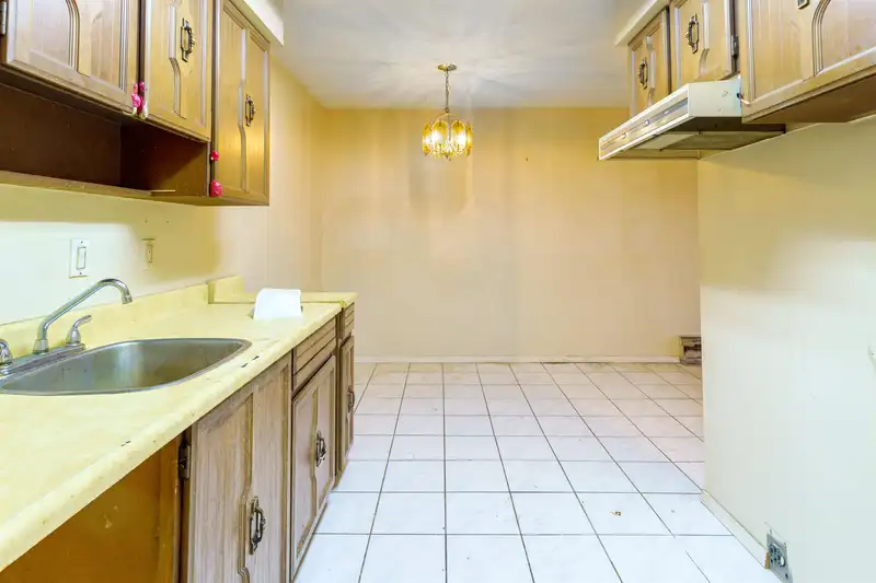 305 466 E EIGHTH AVENUE - photo 4 of 19