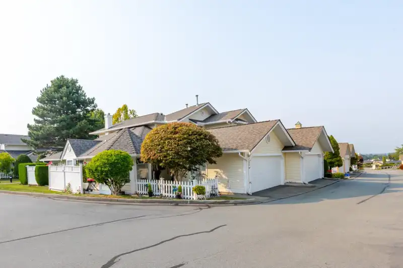 83 21138 88 AVENUE - photo 1 of 27