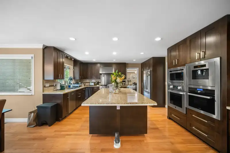 5686 125A STREET - photo 2 of 31